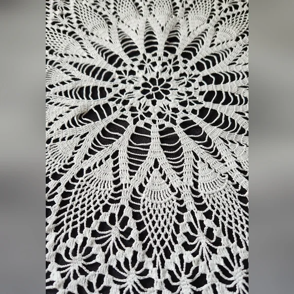 VINTAGE HAND CROCHET PINEAPPLE CENTERPIECE OR ACCENT - Picture 5 of 6